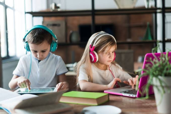How Visual Communication Strengthens English Learning in the Digital Age